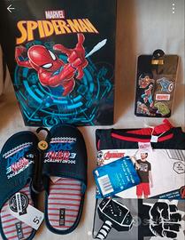 Pigiama Marvel Lotto, pantofole, cartella adesivi
