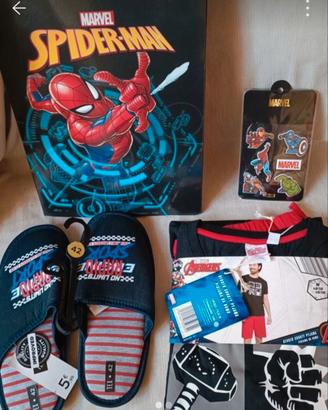 Pigiama Marvel Lotto, pantofole, cartella adesivi