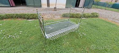 lettino con spondine 