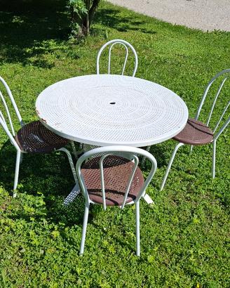 tavolo in ferro e sedie