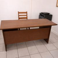 🟤 Scrivania vintage anni ’70 – Calda, solida
