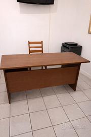 🟤 Scrivania vintage anni ’70 – Calda, solida