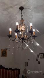 lampadario con lampadine e goccie in stile barocco