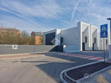 VILLA A SCHIERA CENTRALE A CARPI