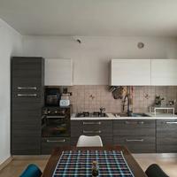 Cucina moderna bicolore con elettrodomesti