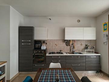 Cucina moderna bicolore con elettrodomesti