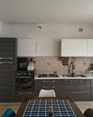 Cucina moderna bicolore con elettrodomestici
