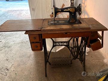 Singer antica a pedale con mobile in legno