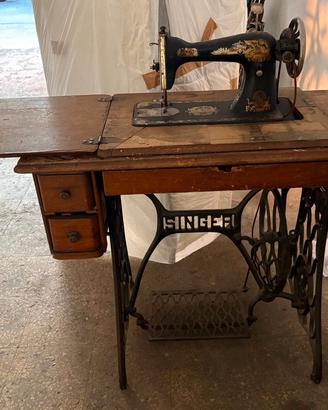 Singer antica a pedale con mobile in legno