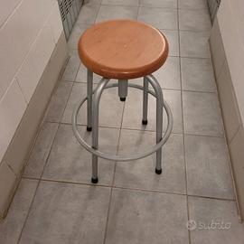 sgabello con seduta in legno
