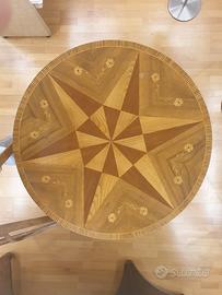 Tavolo rotondo in legno intarsiato