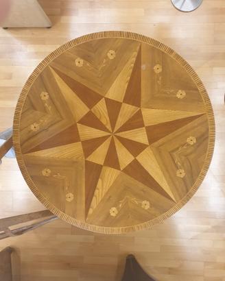 Tavolo rotondo in legno intarsiato