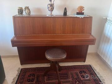 Pianoforte verticale yamaha con sgabello