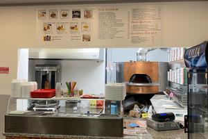 Pizzeria kebab d'asporto con forno a legna