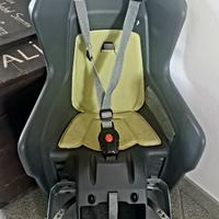 Seggiolino posteriore con fissaggio porta bagaglio