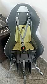 Seggiolino posteriore con fissaggio porta bagaglio