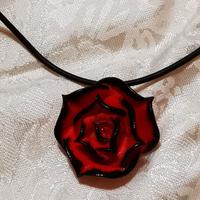 Collana rosa rossa più ciondolo rosa viola