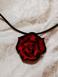 Collana rosa rossa più ciondolo rosa viola