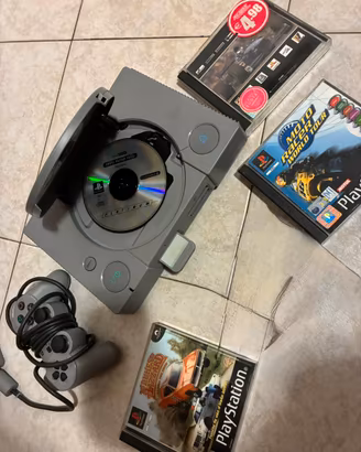 PlayStation PS1 con controller e 4 giochi