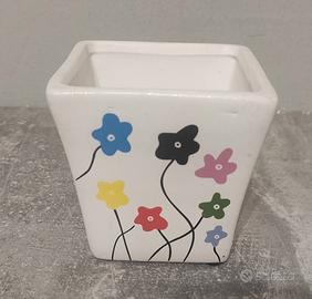 Vasetto in terracotta smaltata con decoro floreale