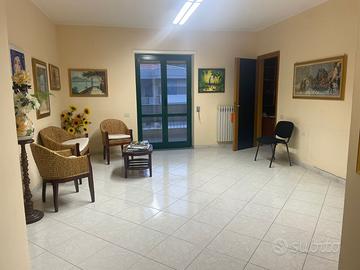 Appartamento uso ufficio con mobili ed arredo