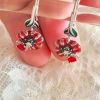 Orecchini con fiore rosso smaltato 