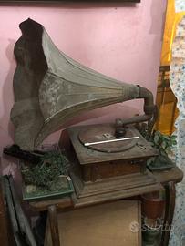 Grammofono più lampada più lampadario