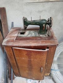 Macchina da cucire antica