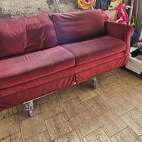 coppia divani uguali con pouf