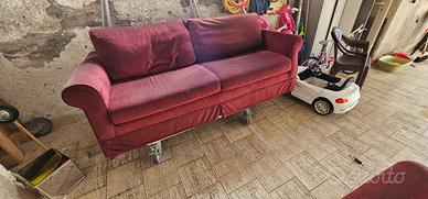 coppia divani uguali con pouf