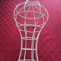 Espositore in acciaio per cappelli e parrucche.