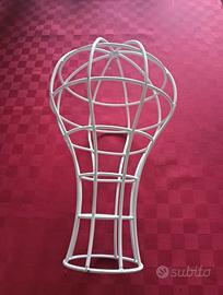 Espositore in acciaio per cappelli e parrucche.