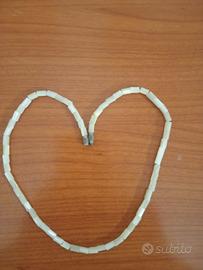 Collana con perline di conchiglia 
