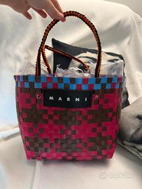 marni borsa intrecciata spiaggia secchiello