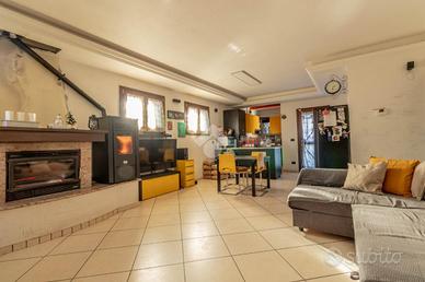VILLA A SCHIERA A MONTE SAN PIETRO
