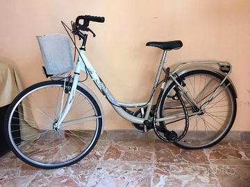 bici donna passeggio grigia
