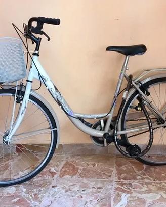 bici donna passeggio grigia