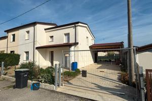 Porzione di bifamiliare al grezzo con giardino