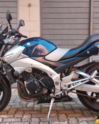 SUZUKI GSR 600