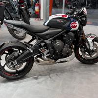 Triumph Trident 660 Tribute con pedale cambio rapi