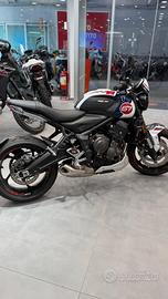 Triumph Trident 660 Tribute con pedale cambio rapi