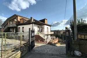 4 LOCALI A CAPRANICA