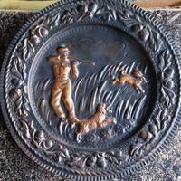 antico piatto di rame con scena di caccia