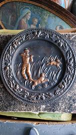 antico piatto di rame con scena di caccia