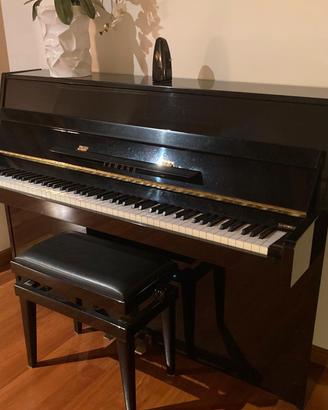 pianoforte a muro