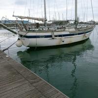 Barca a vela con due alberi e timone a ruota