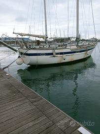 Barca a vela con due alberi e timone a ruota