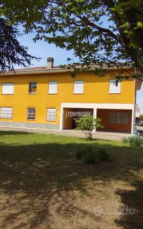 STABILE COMPOSTO DA 2 APPARTAMENTI E CAPANNONE ED