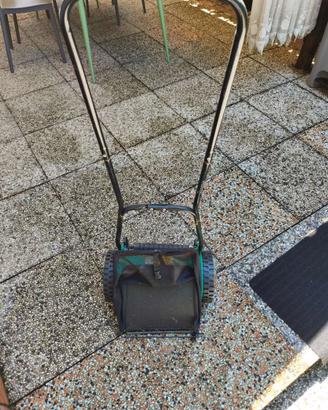 Taglia erba manuale.