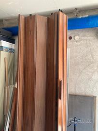 Porta a soffietto con stipite in legno